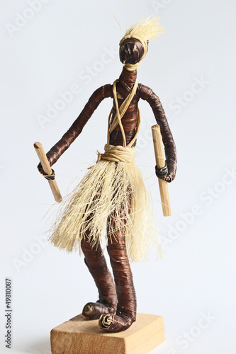 Afrikanischer Tänzer aus Bast photo