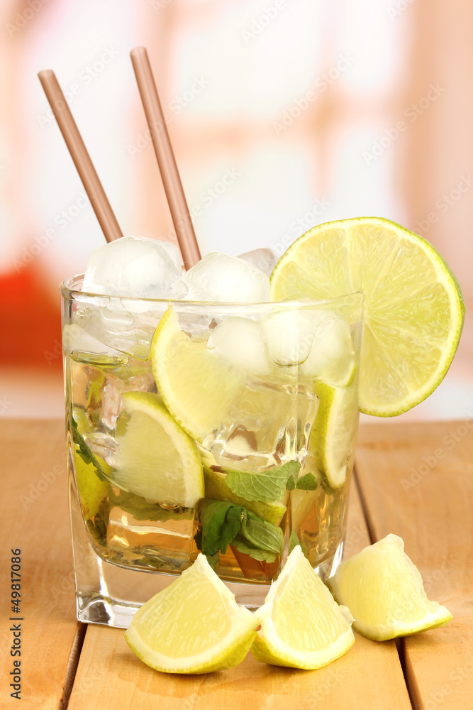 Fototapeta premium Glass of cocktail with lime and mint