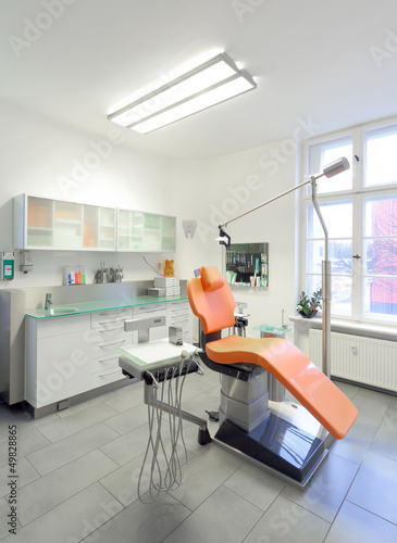 Fototapeta Naklejka Na Ścianę i Meble -  Moderner Behandlungsraum in Zahnarztpraxis