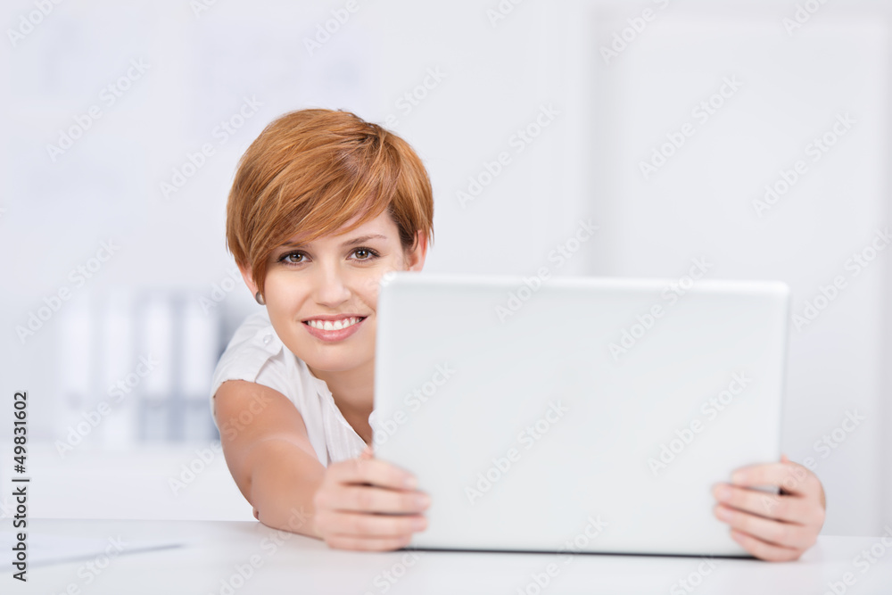 junge frau mit laptop am schreibtisch junge frau mit laptop am schreibtisch