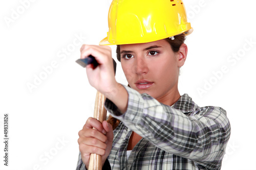 Foto Young woman using a hammer
