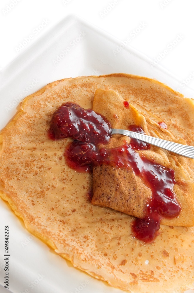 Crepe with jam made ​​with strawberries and raspberries.