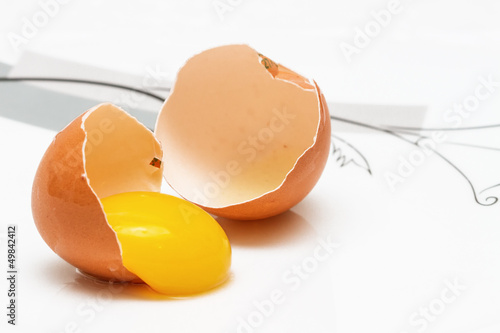 Uovo di gallina fresco con albume in uscita