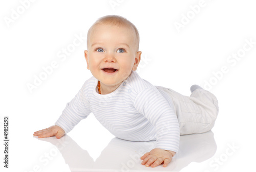 Glückliches Baby krabbelt - happy baby