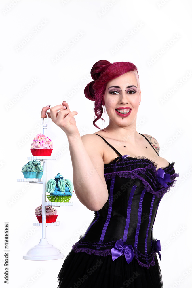 Pinup Model mit vielen Cupcakes auf Cupcaketrage Porträt
