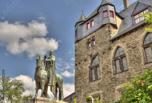 Reiterstandbild vor Burg
