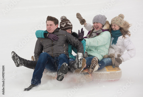 Foto The group of youth moves down from mountain