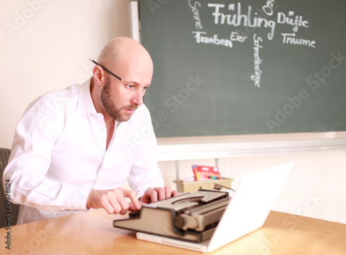 Mann mit Schreibmaschine