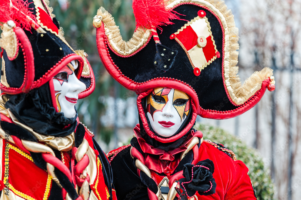 Masque carnaval rouge et noir
