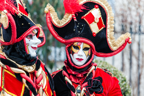 Masque carnaval rouge et noir