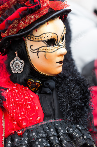 Masque or rouge noir carnaval