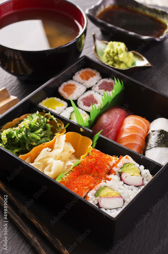 Bento Box mit Sushi und rolls Bento Box mit Sushi und rolls
