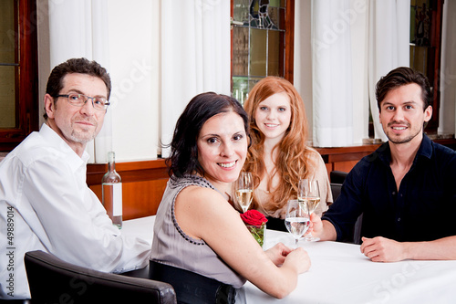 Gemischte Gruppe Menschen lachend im Restaurant photo