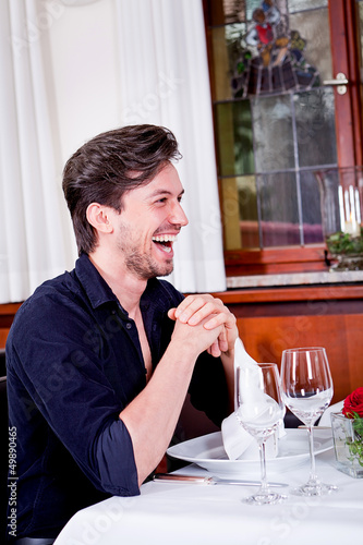 Frau und Mann im Restaurant lachend glücklich