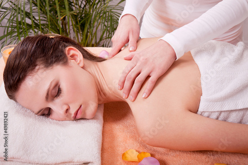 junge attraktive frau bei einer wellness massage entspannt