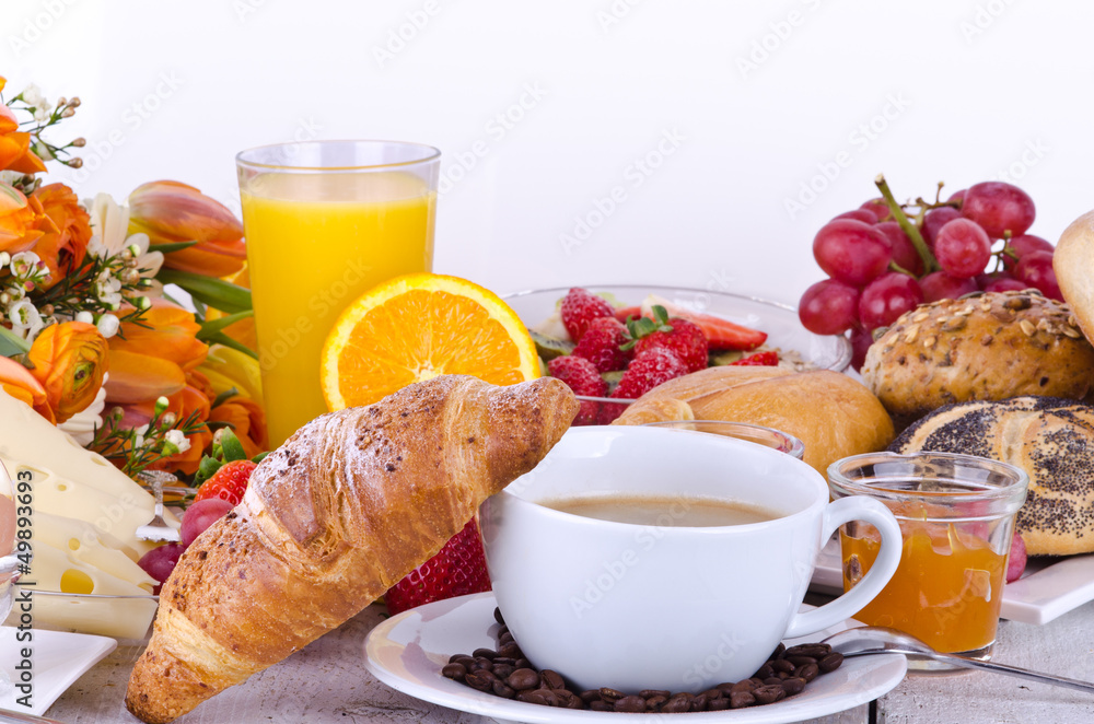 Leckeres, vielfältiges Frühstück am Morgen genießen