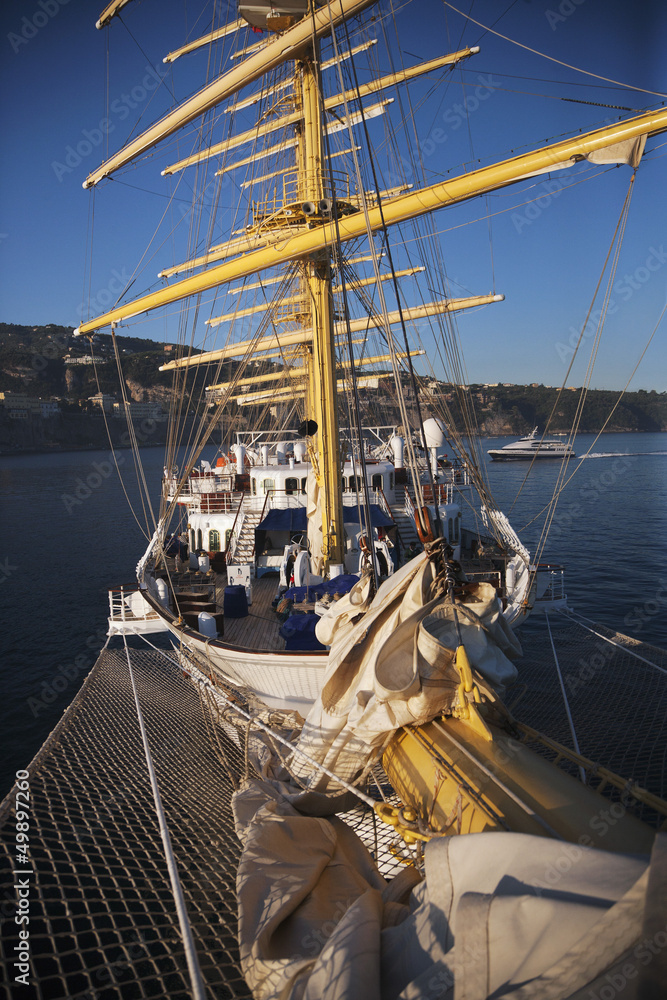 Obraz premium Clipper ship in the sea, Sorrento, Tyrrhenian Sea, Campania, Italy