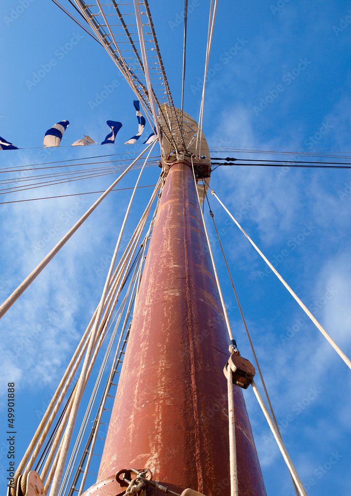 Obraz premium Mast detail on blue sky