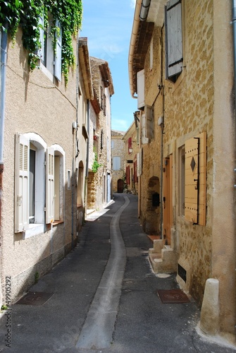 Fototapeta Naklejka Na Ścianę i Meble -  Small alley and stone houses, Lourmarin, Provence, France
