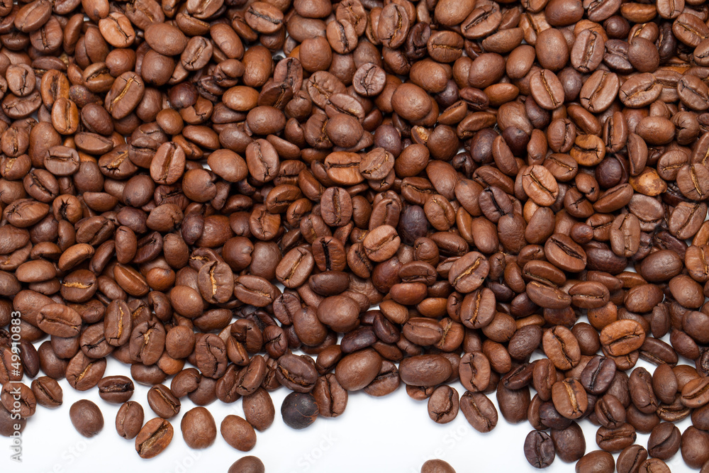 Fototapeta premium coffee beans close up isolated on white