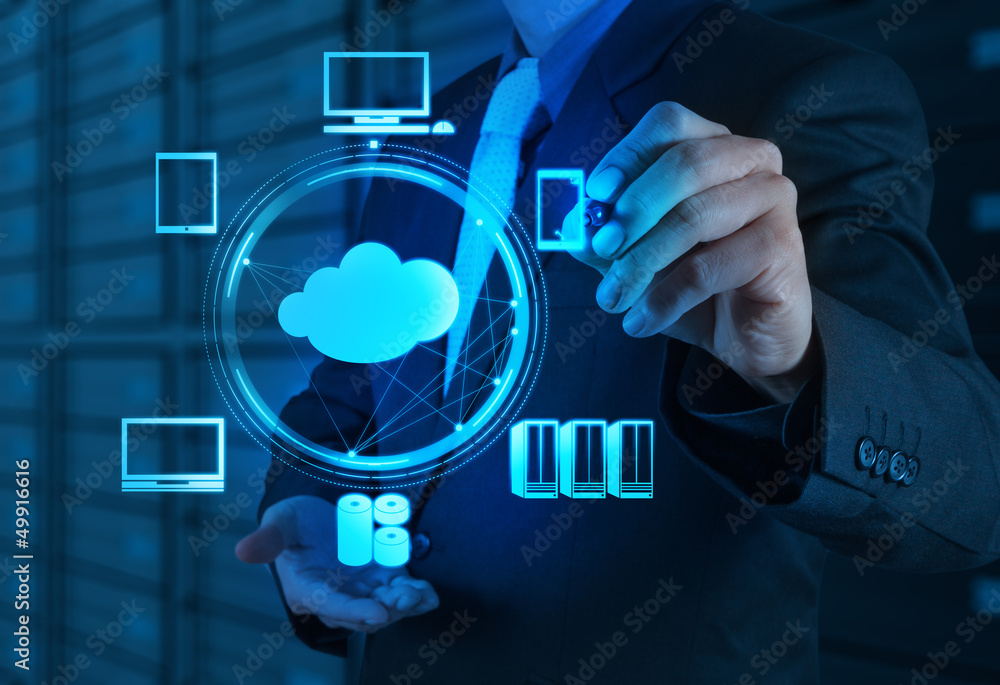 Obraz premium Businessman working with a Cloud Computing diagram on the new co