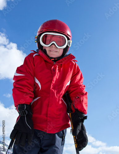 Portait d'un jeune skieur (6-8 ans)