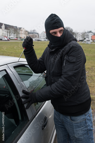 Vermummter Mann bricht Auto auf #bn photo