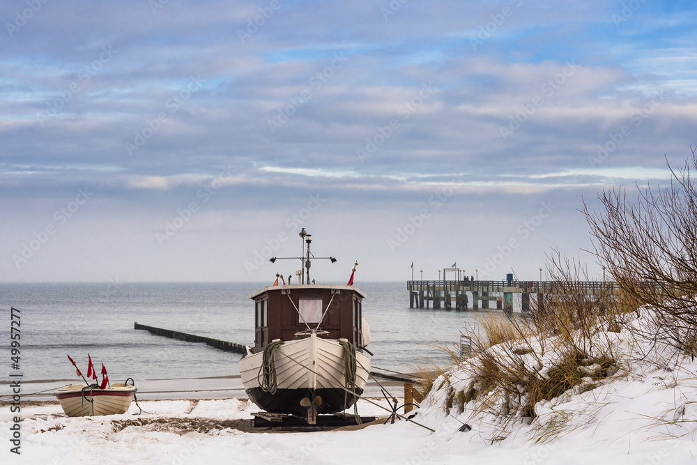 Obraz premium Fischerboote am Strand der Ostseeküste im Winter.