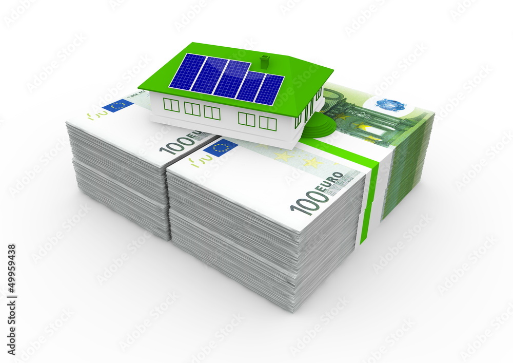 Ein Haus mit einer Solaranlage auf einem Stapel aus Geldbündeln Ein Haus mit einer Solaranlage auf einem Stapel aus Geldbündeln