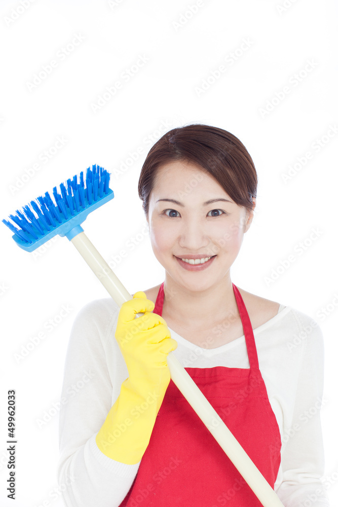 デッキブラシを持った女性