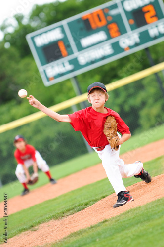 Fotografija Young baseball player pitching the ball
