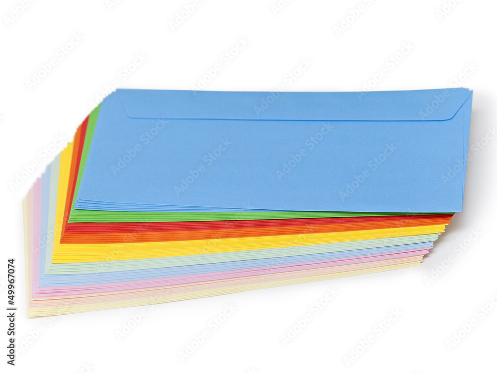 Farbige Briefumschläge auf einem weißen Hintergrund Farbige Briefumschläge auf einem weißen Hintergrund