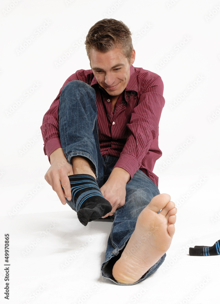 Hombre joven colocándose unos calcetines. Stock Photo