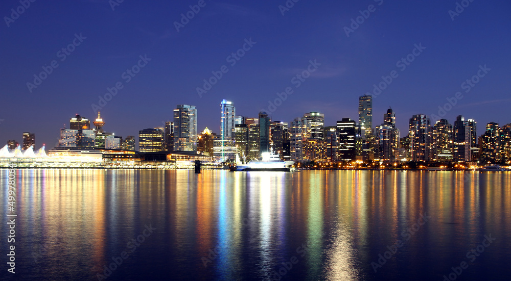 Naklejka premium Noc w centrum Vancouver, Kanada BC