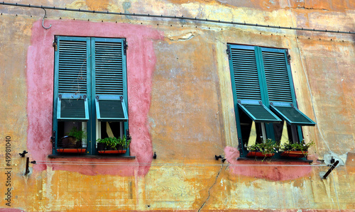 finestre e muro colorato ad albenga