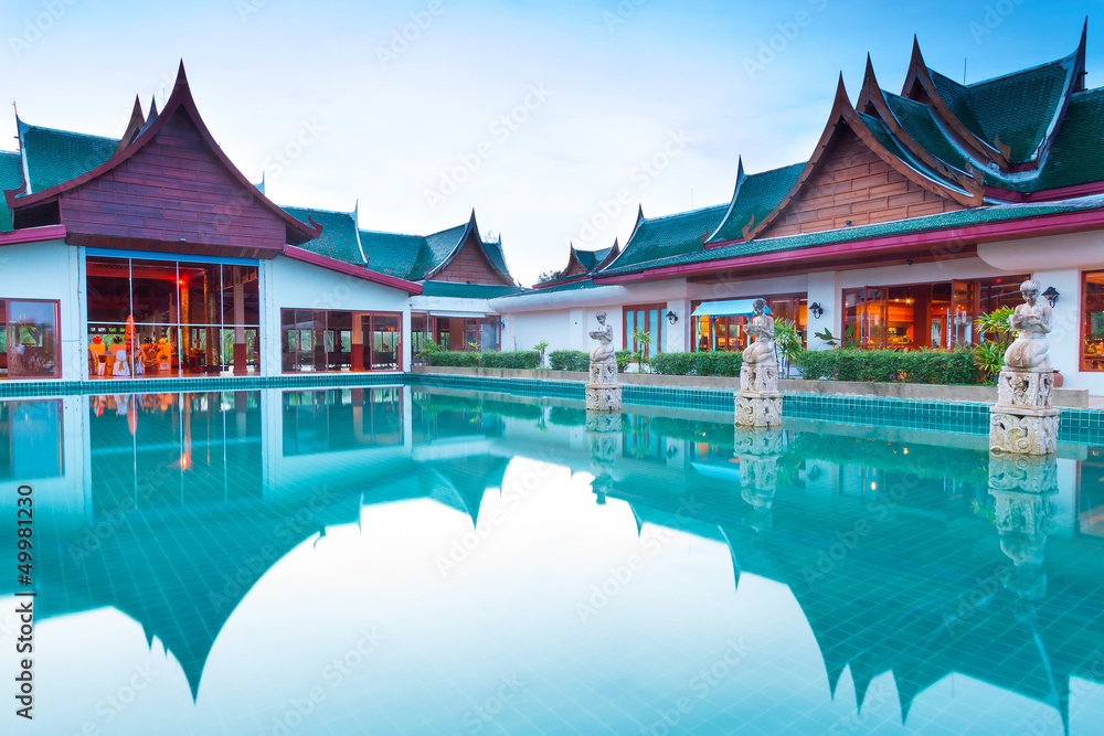 Obraz premium Oriental style architecture in Thailand at sunrise