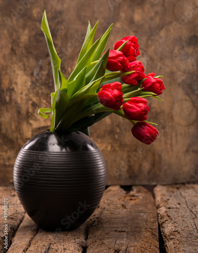 Fototapeta Naklejka Na Ścianę i Meble -  Beautiful red tulips in black vase