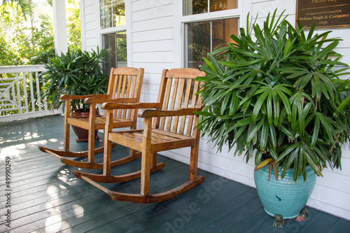 Schaukelstühle auf einer Veranda