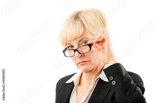 Ältere Frau schaut durch ihre Brille
