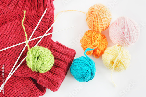 Balls of yarn and knitted cloth
