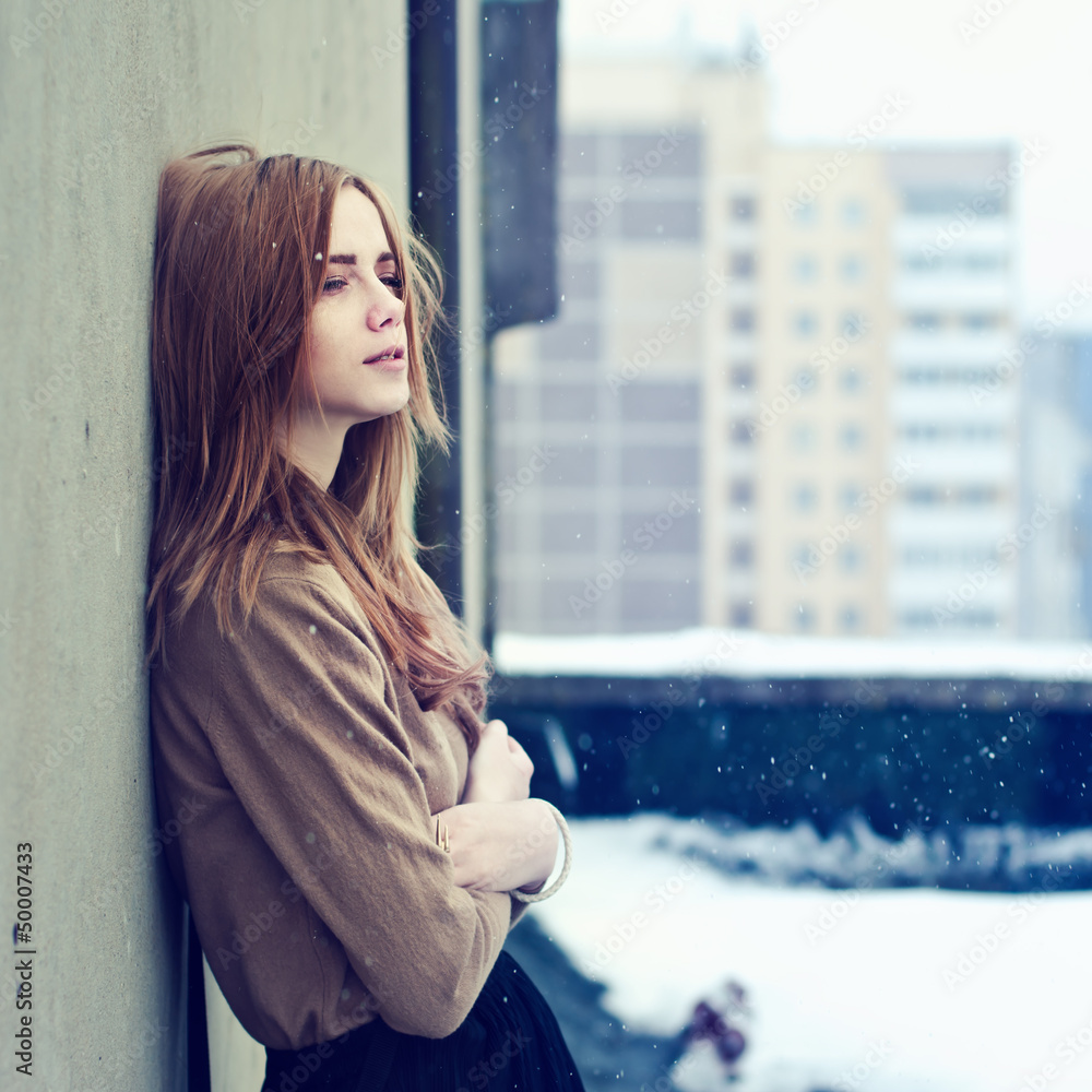 Φωτογραφία young teen girl on the roof of the winter freeze
