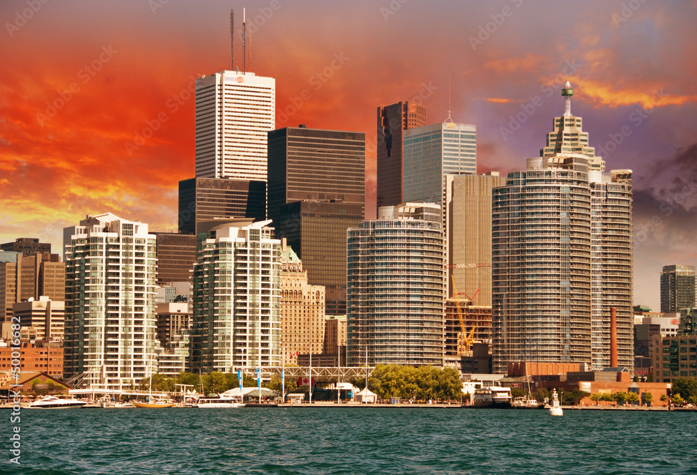 Fototapeta premium Toronto. Beautiful view of city skyline from Lake Ontario