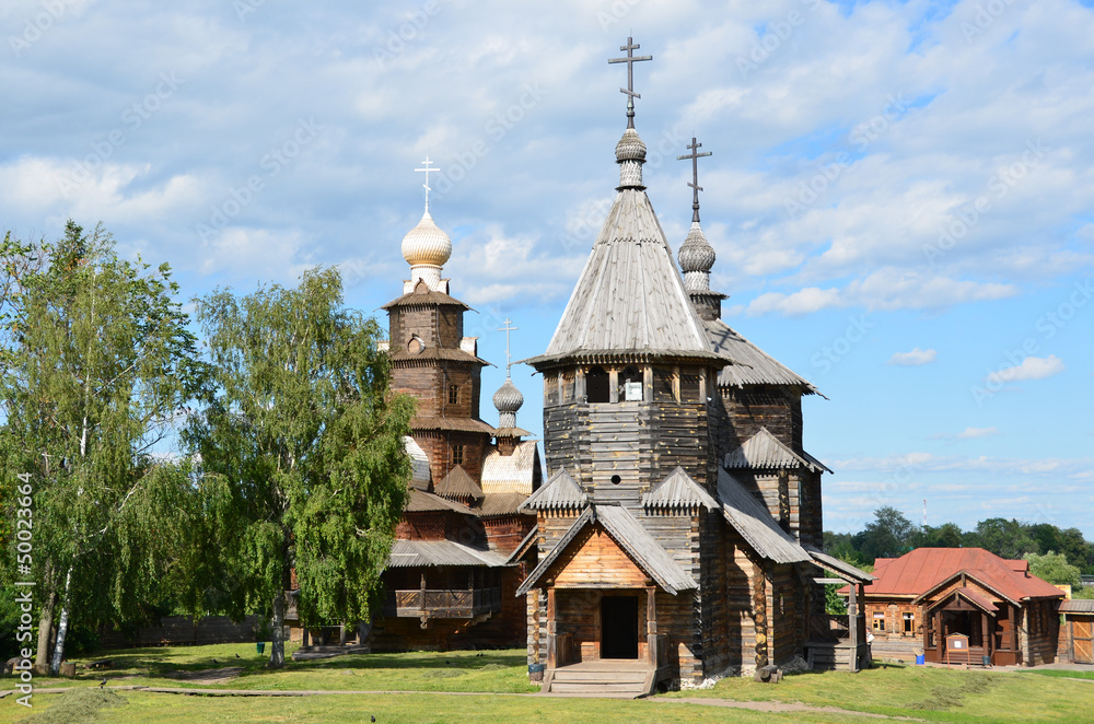 Церковь в музее деревянного зодчества в Суздале летом.