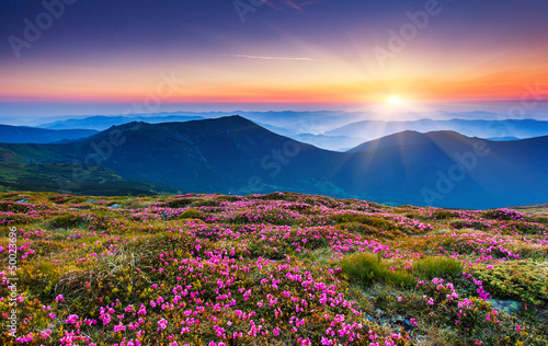 Obraz górski krajobraz z zachodzącym słońcem