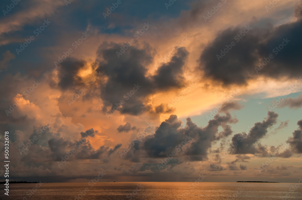 Fototapeta premium Dramatic clouds at dusk over the sea