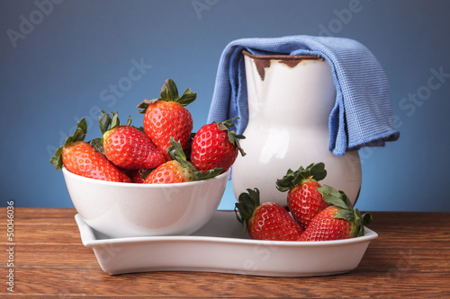 bodegón de frutas frescas en recipientes blancos