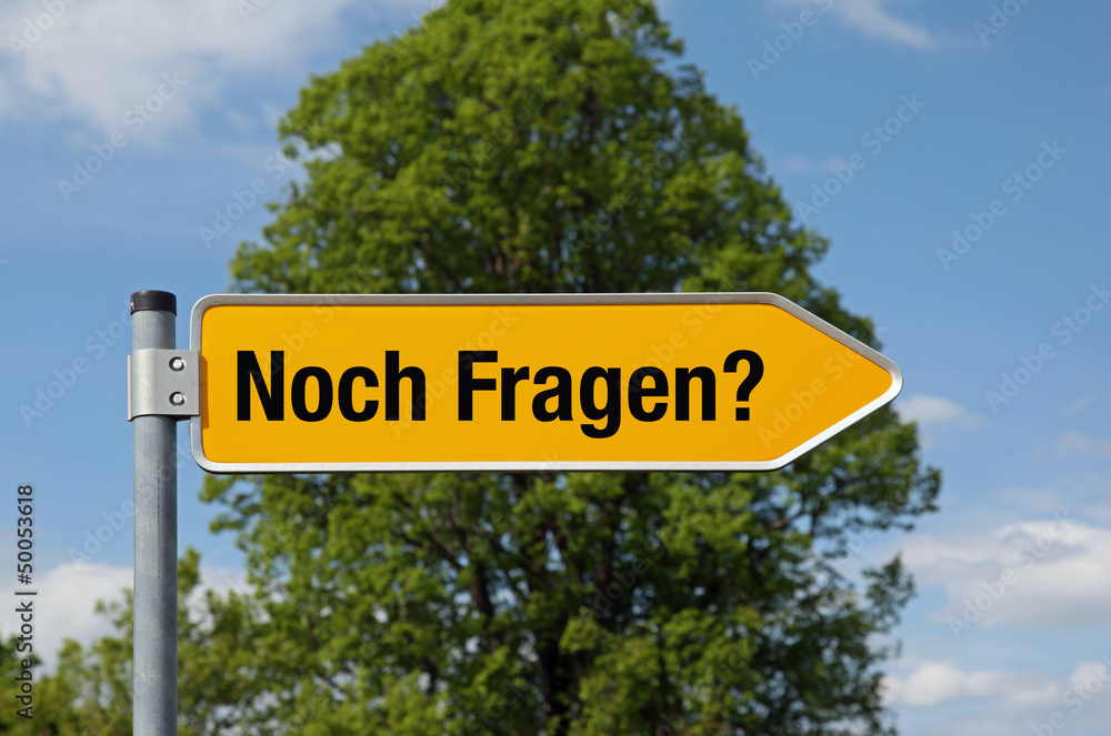 Fototapeta premium Gelber Pfeil mit Baum NOCH FRAGEN?