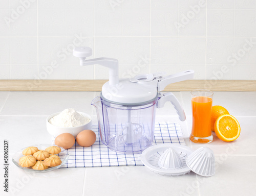 Food mixer with squeeze function