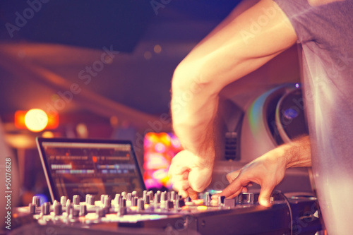 Obraz na płótnie DJ w salonie