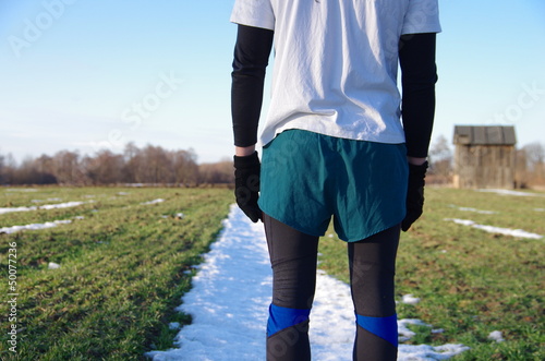Mężczyzna biegający po pasie śniegu